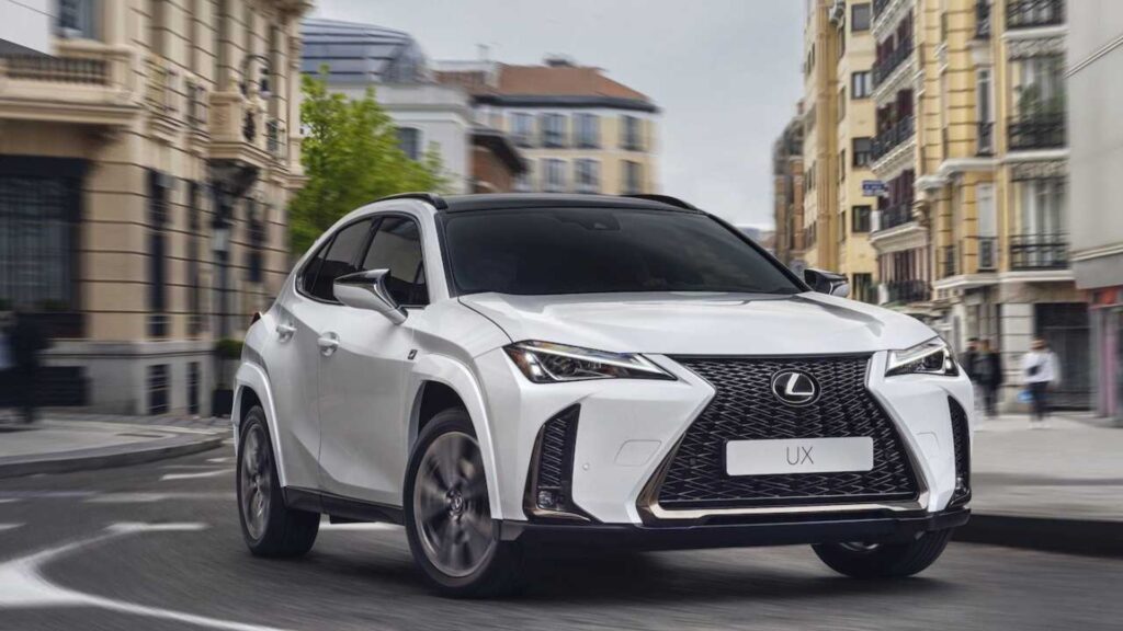 Lexus UX 2025 na estrada.