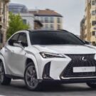 Lexus UX 2025 na estrada.