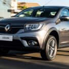 Logan CVT cinza em movimento.