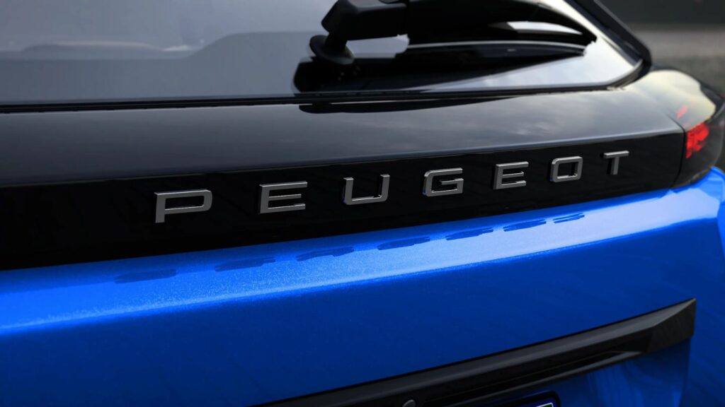 Traseira do Peugeot e-2008 2025.
