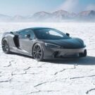 McLaren GTS 2025 parado na neve.