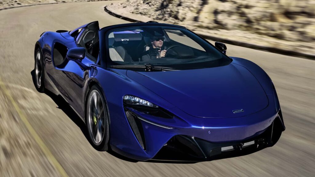 McLaren Artura 2025 em movimento.