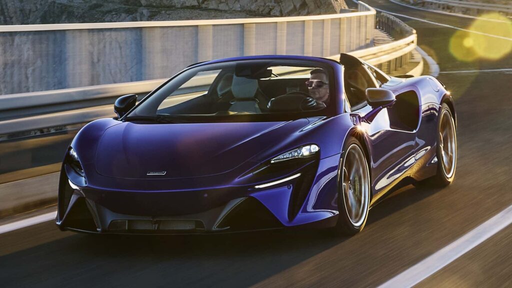 McLaren Artura 2025 em movimento.