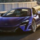 McLaren Artura 2025 em movimento.