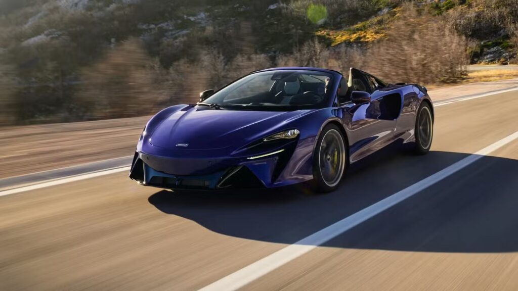 McLaren Artura 2025 azul na estrada.