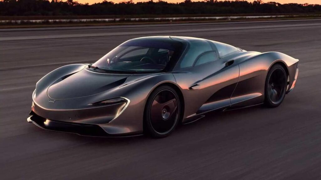 McLaren Speedtail 2025 em movimento.