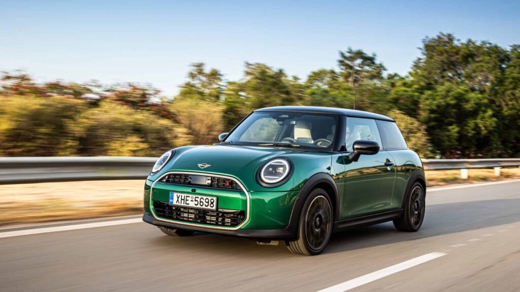 Mini Cooper S 2025 na estrada.