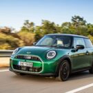 Mini Cooper S 2025 na estrada.