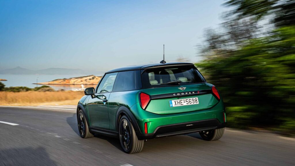 Traseira do Mini Cooper S 2025.