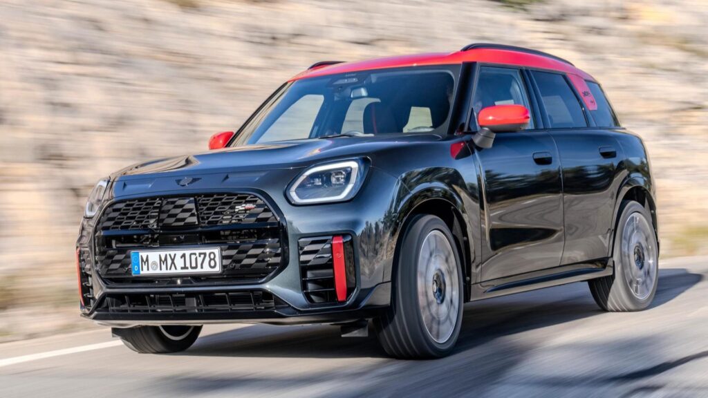 Mini Countryman SE 2025 em movimento.