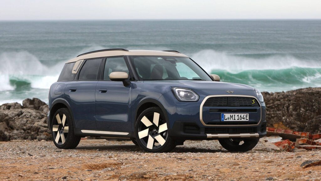 Mini Countryman SE 2025 na diagonal.