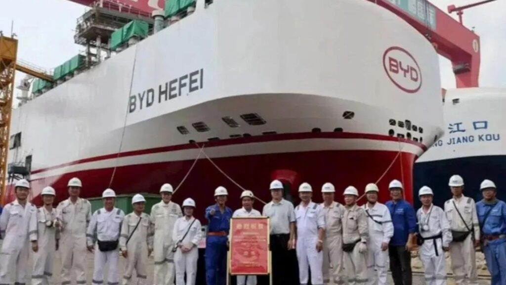 Navio da BYD com os engenheiros na frente.