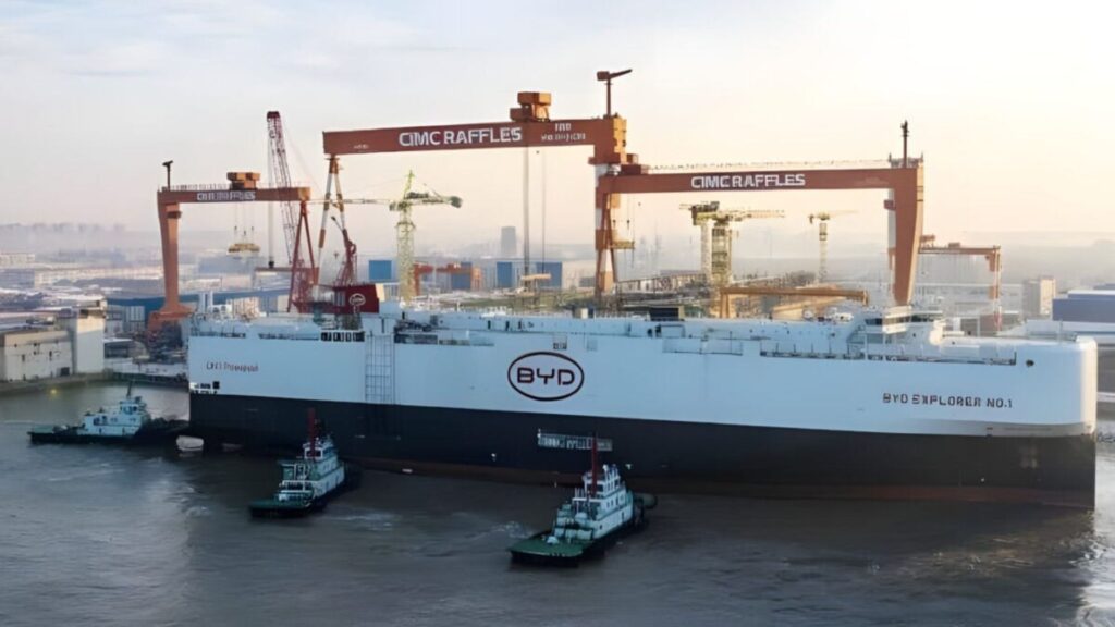 Navio da BYD na água.