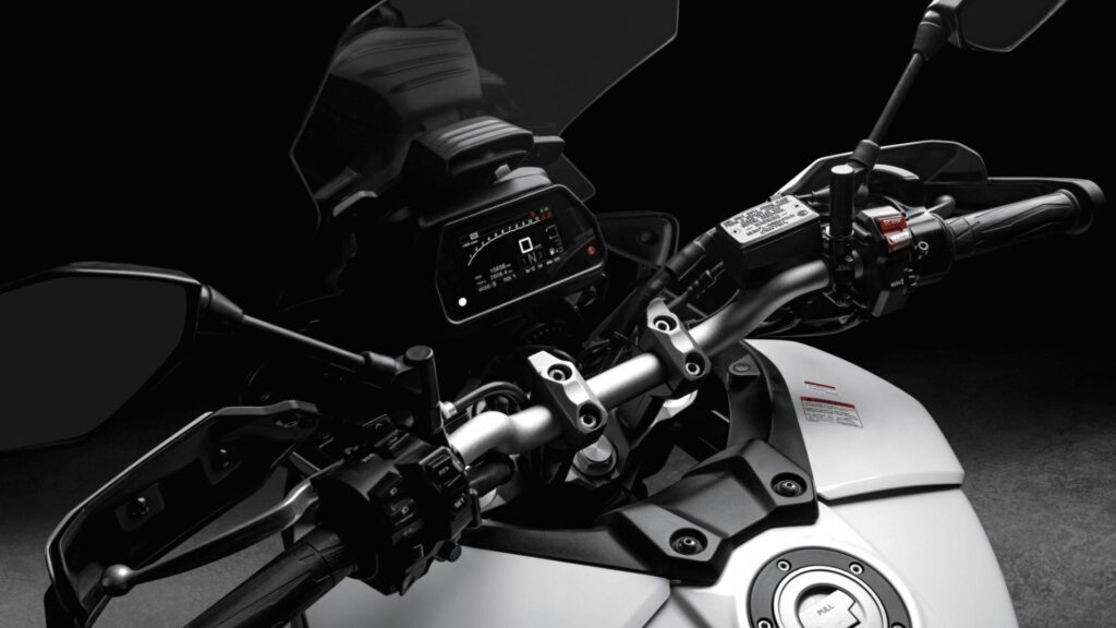 Painel da Yamaha Tracer 900 GT 2025 em fundo escuro.