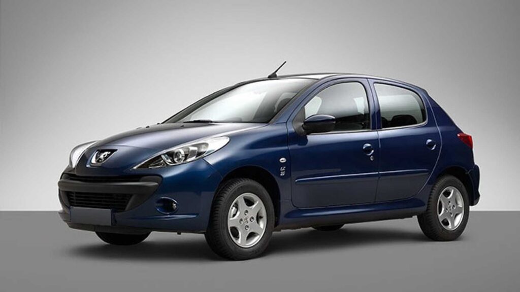 Peugeot 207 preto em fundo cinza.