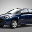 Peugeot 207 preto em fundo cinza.