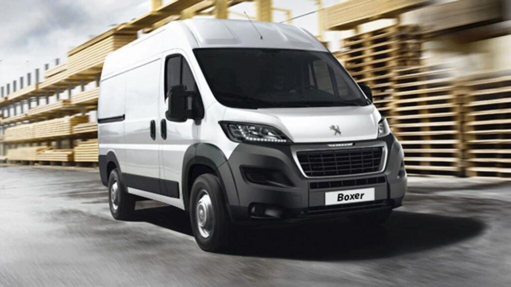 Peugeot Boxer 2025 branco em fábrica.
