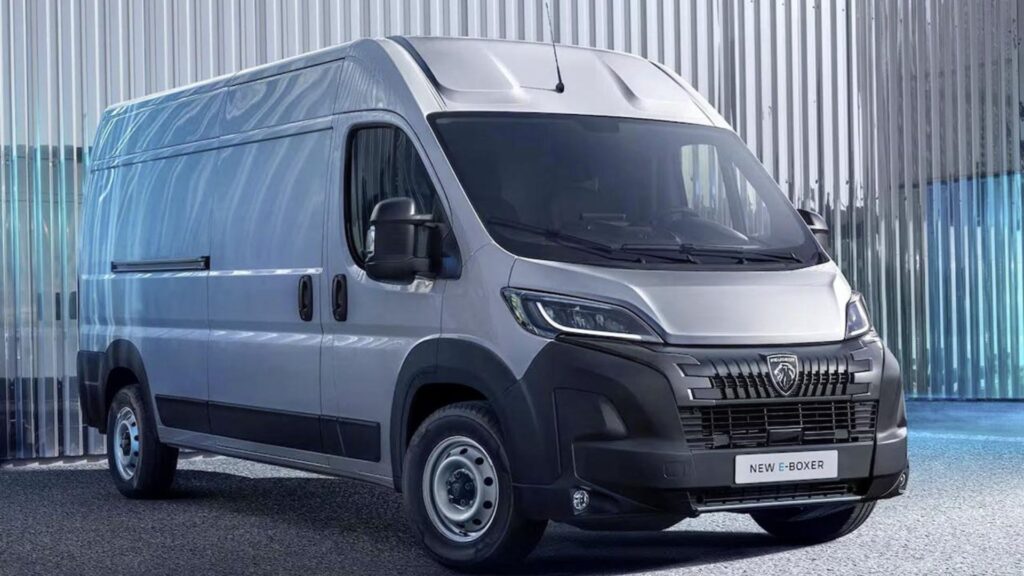 Peugeot Boxer 2025 na diagonal.
