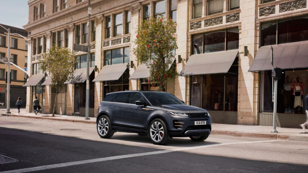 Land Rover Range Rover Evoque 2025 parado no sinal.