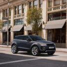 Land Rover Range Rover Evoque 2025 parado no sinal.