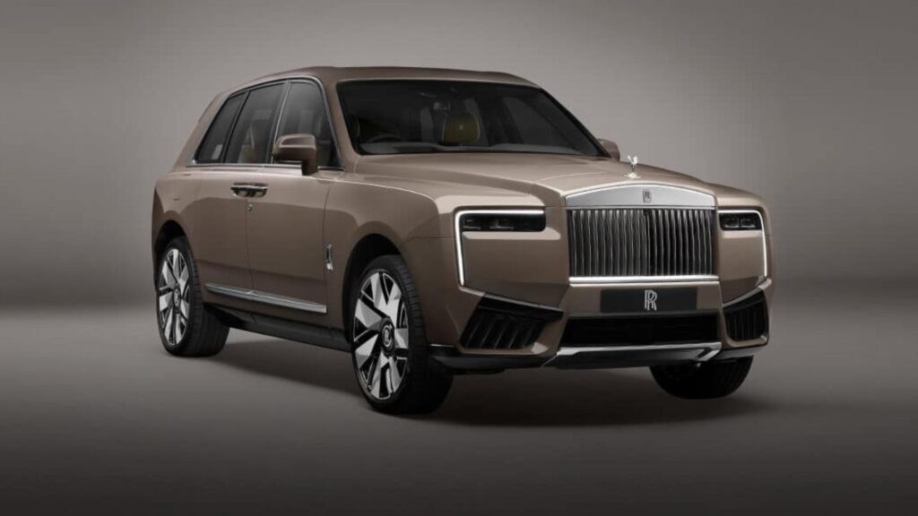 Rolls-Royce Cullinan 2025 em fundo cinza.