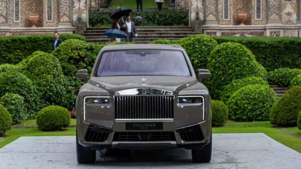 Dianteira do Rolls-Royce Cullinan 2025 estacionado.