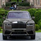 Dianteira do Rolls-Royce Cullinan 2025 estacionado.