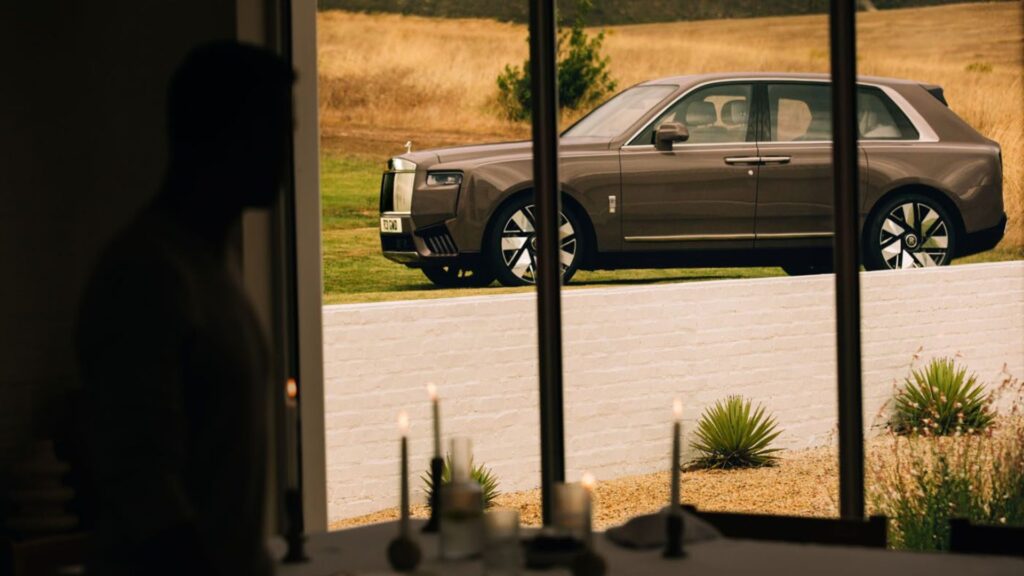 Rolls-Royce Cullinan 2025 estacionado.