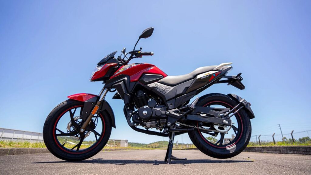 Shineray JEF 150s 2025 com céu azul.