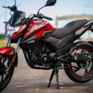 Shineray JEF 150s EFI 2025 vermelha no descanso.