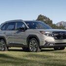 Subaru Forester 2025 cinza na diagonal.