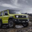 Suzuki Jimni Sierra 2025 amarelo na diagonal.