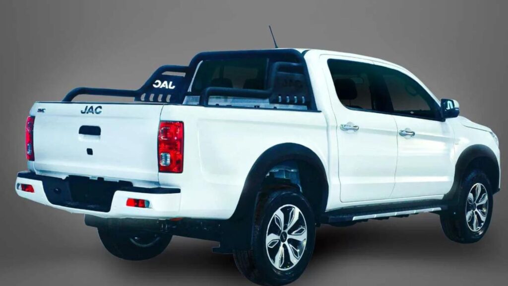 Traseira do Jac iEV-330P 2025.