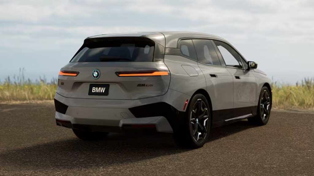 Traseira do BMW iX 2025.