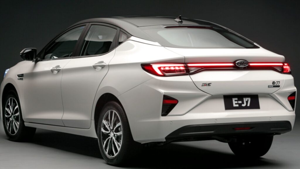 Traseira do Jac E-J7 2025.