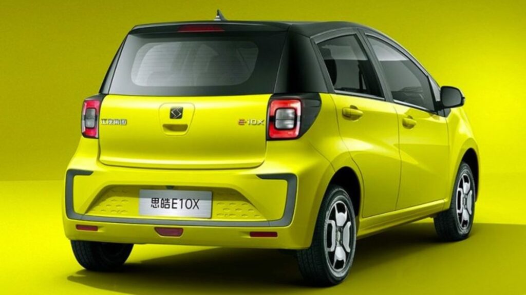 Traseira do Jac E-JS1 2025 amarelo.