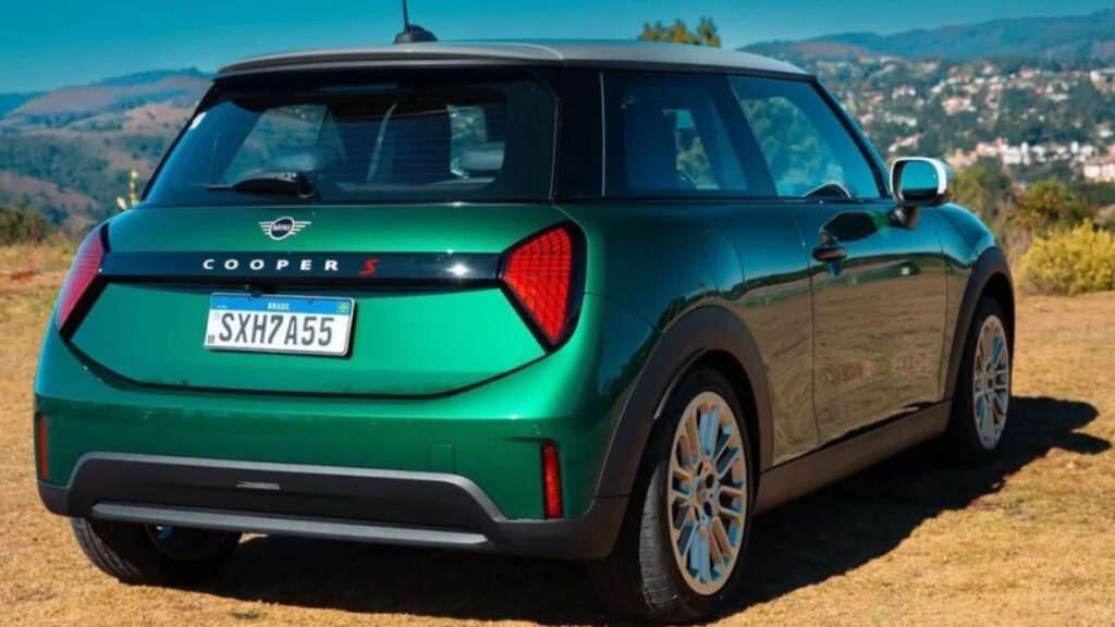 Traseira do Mini Cooper S 2025.