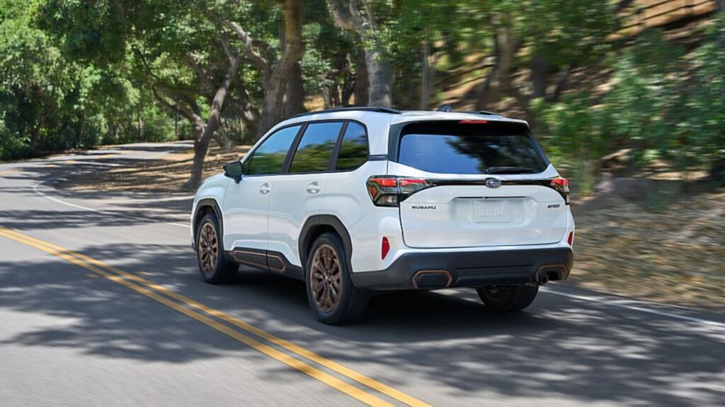 Traseira do Subaru Forester 2025.