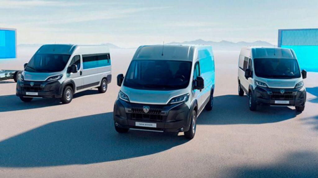 Três Peugeot Boxer 2025 parados.
