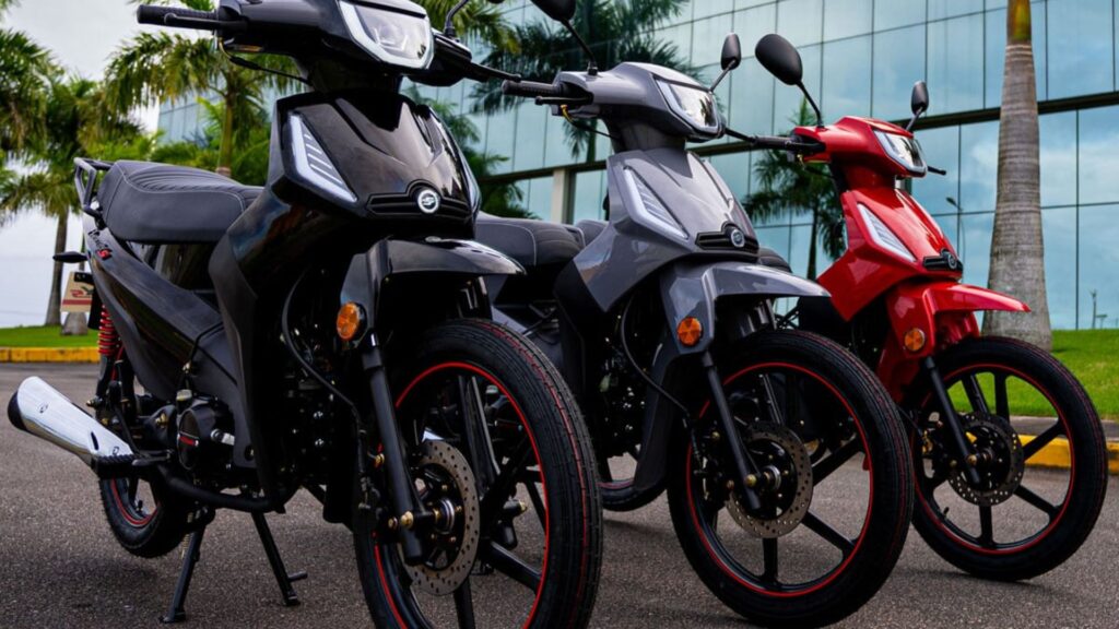 Três Shineray PHOENIX S EFI 2025 paradas.