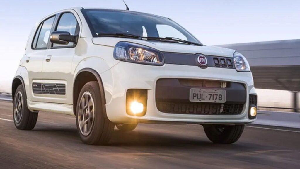 Uno Sporting branco em movimento.