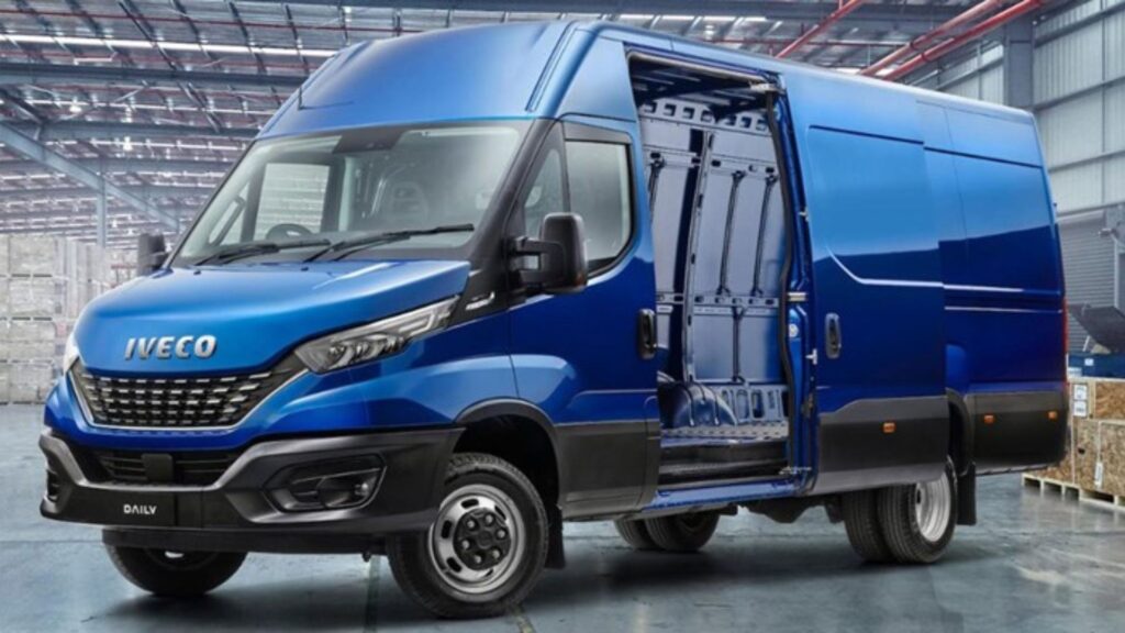Iveco Daily 2025 azul na diagonal com as portas abertas.