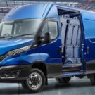Iveco Daily 2025 azul na diagonal com as portas abertas.