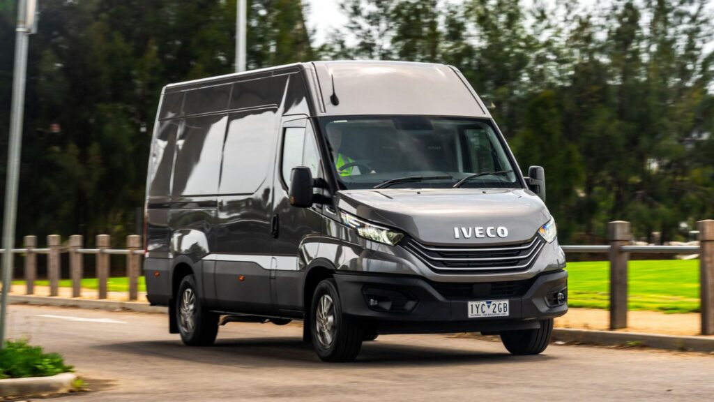 Van Iveco Daily 2025 preta em movimento.