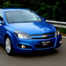 Vectra GT azul na estrada.