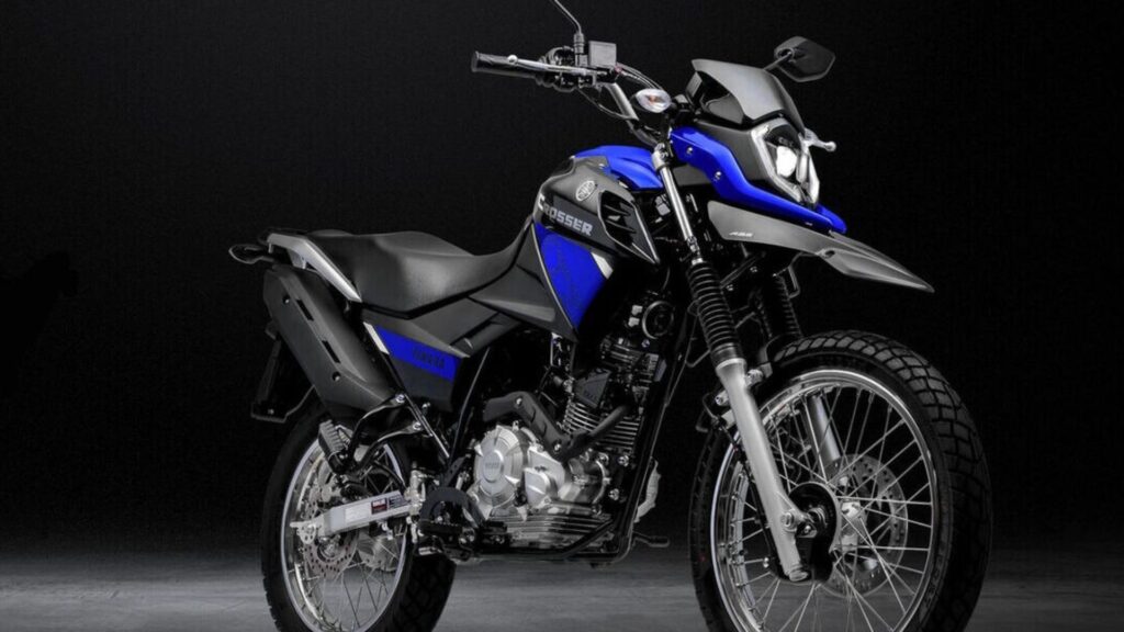 Yamaha Crosser 150 2025 em fundo preto.