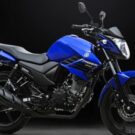 Yamaha Factor 125 2025 azul em fundo preto.