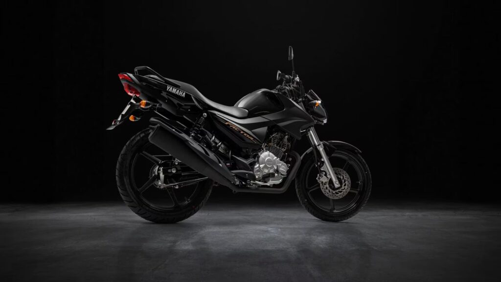 Yamaha Factor 125 2025 em fundo preto.