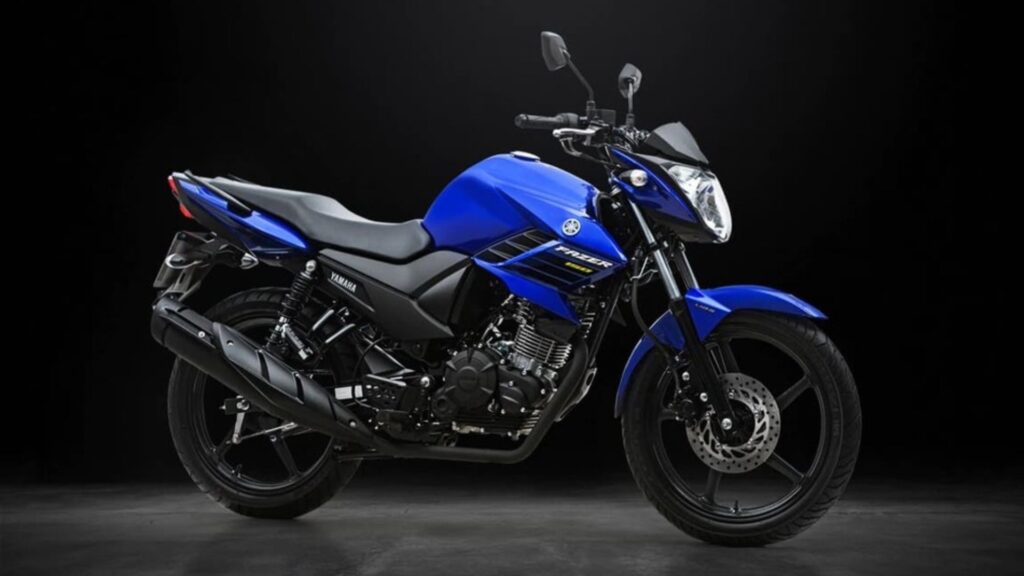 Yamaha Fazer 150 2025 azul em fundo preto.