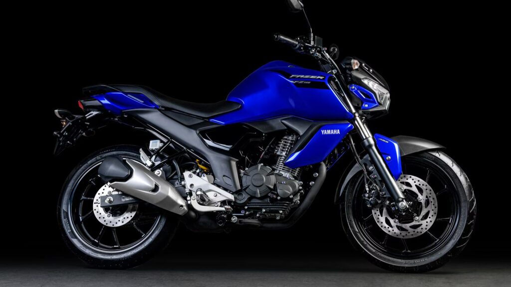 Yamaha FZ15 2025 azul em fundo preto.